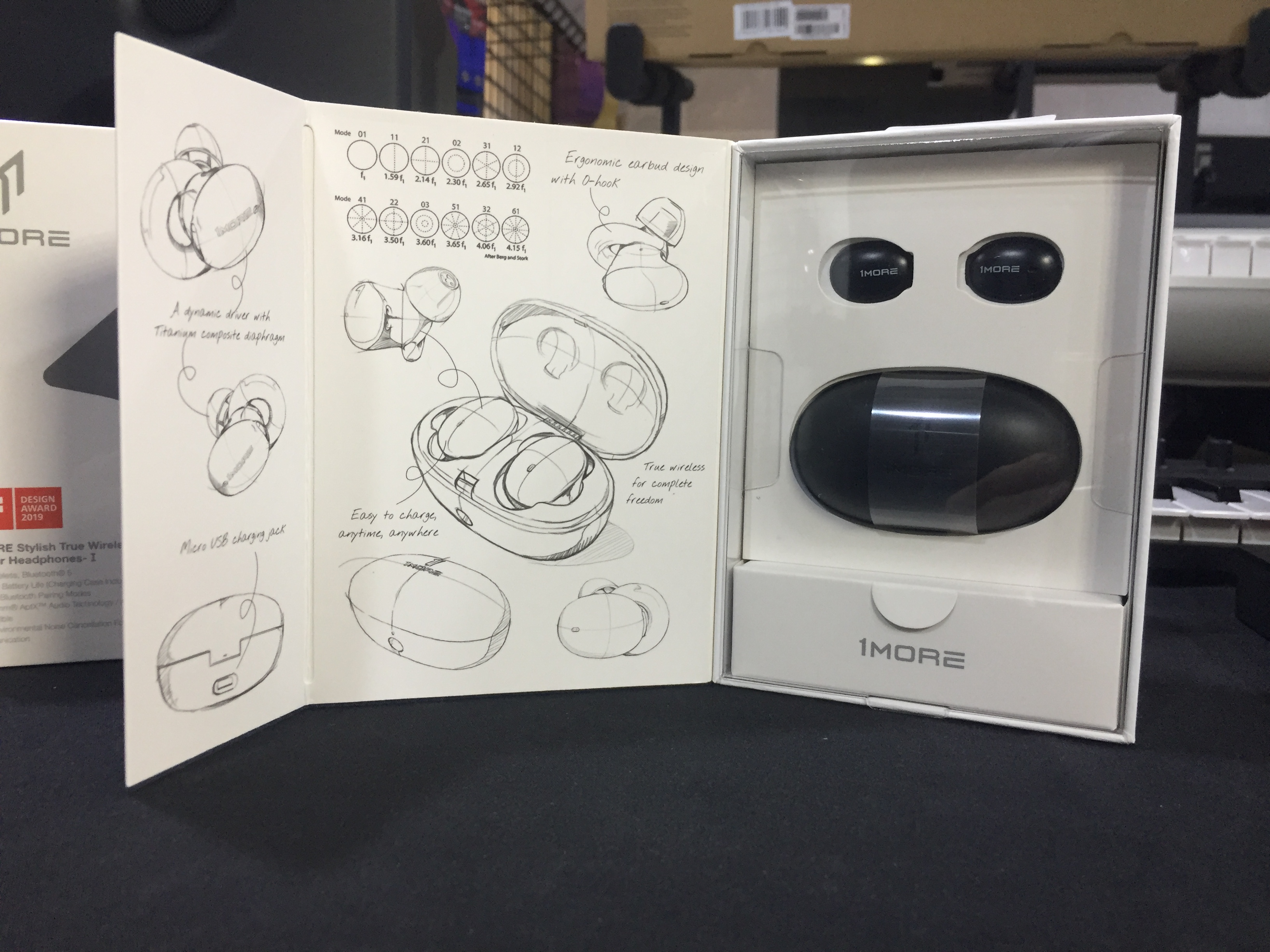 手绘风耳机设计图,可以看到 1more 在外盒包装上的用心.